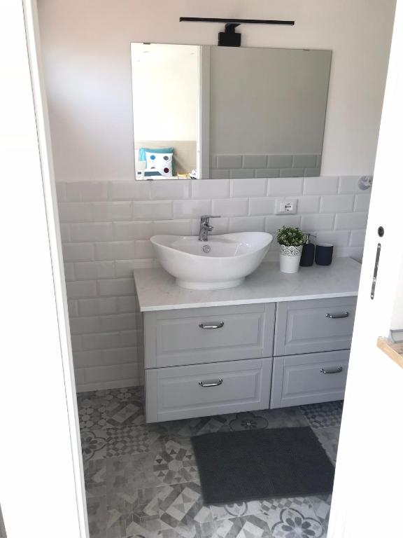 Il bagno di Arancio con lavabo su mobile grigio