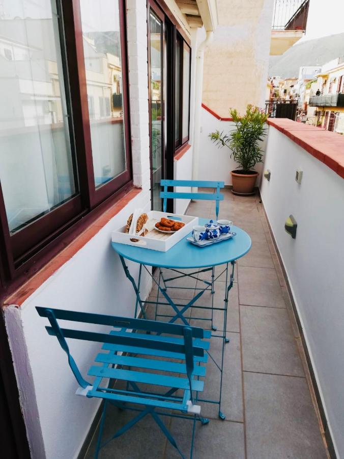 La terrazza di Arancio con tavolino azzurro per la colazione