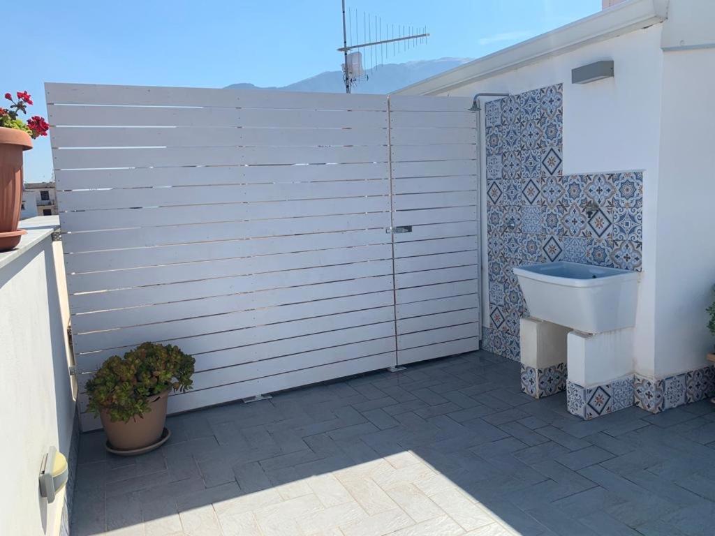 Il solarium di Arancio con lettini affacciato sul mare
