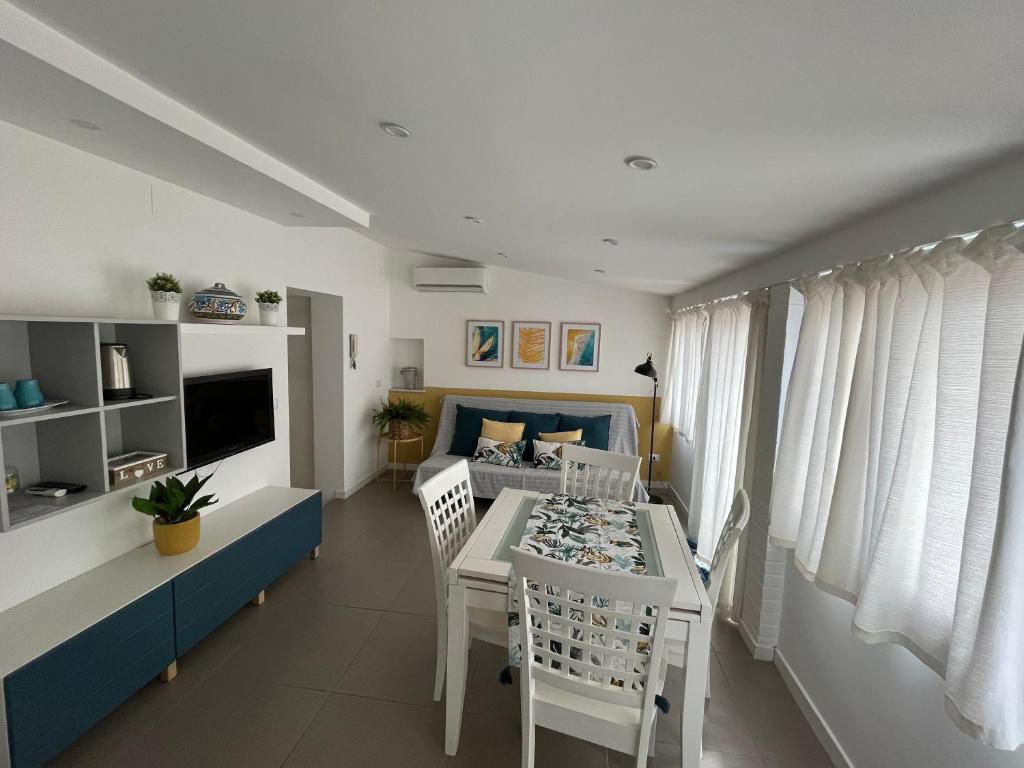 La veranda di Arancio con zona pranzo e divano letto