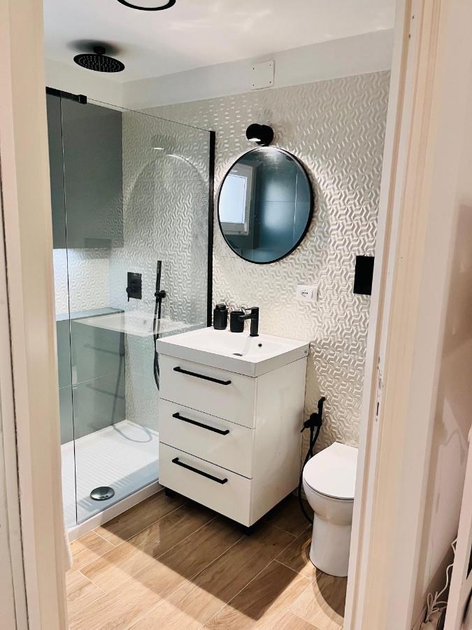 Il bagno di Neroli con doccia walk-in e specchio tondo