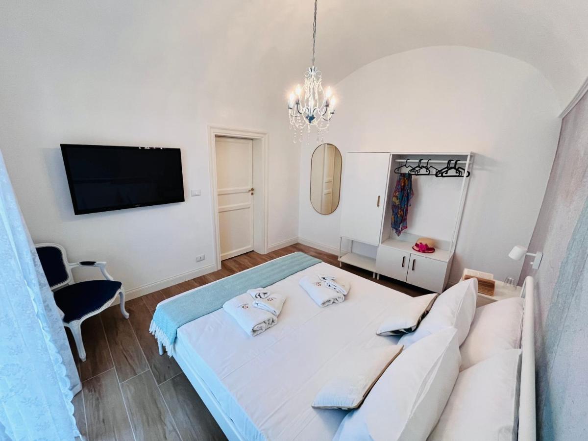 La camera da letto di Neroli con lampadario e armadio