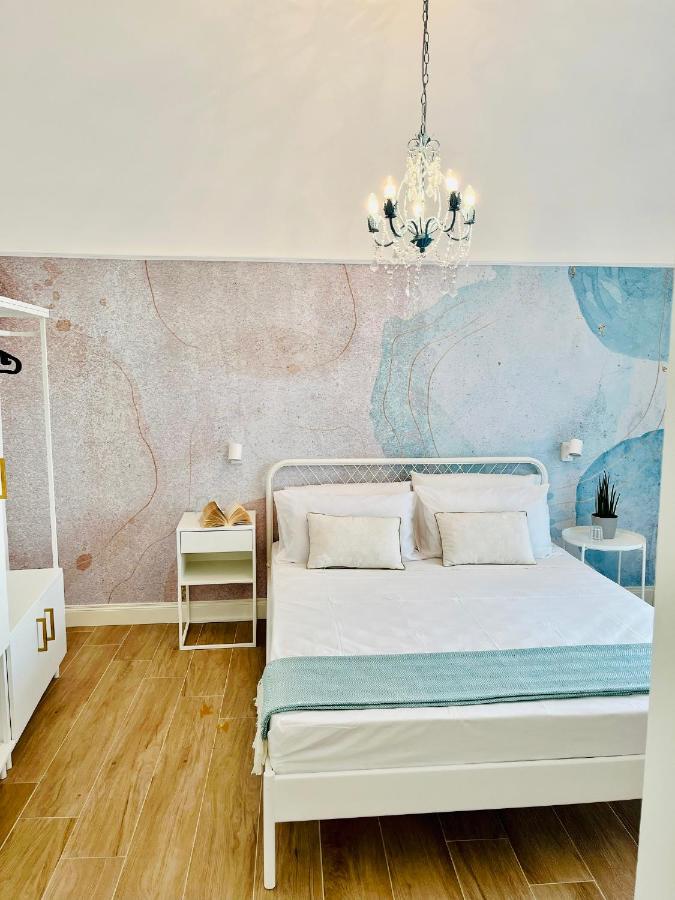 La camera di Neroli con carta da parati azzurra