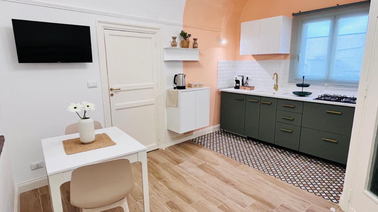 La cucina aperta di Neroli con TV e zona pranzo
