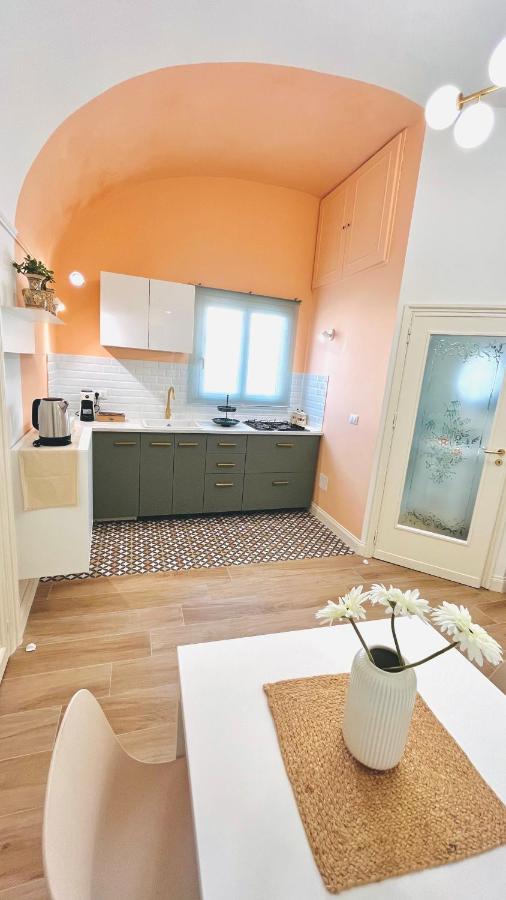 La cucina di Neroli con volta arancione