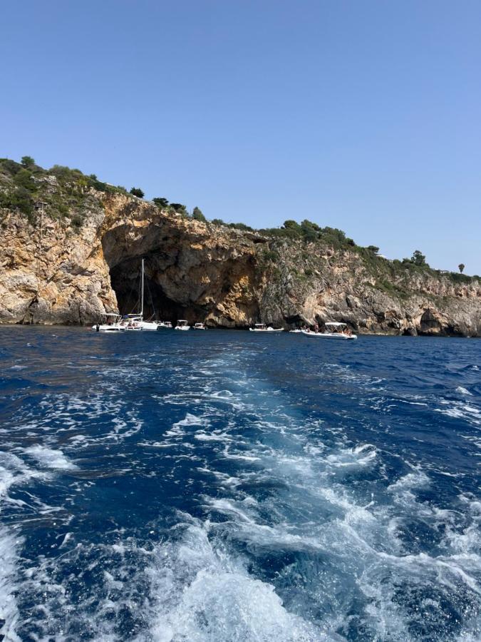 In barca alla scoperta delle grotte del litorale