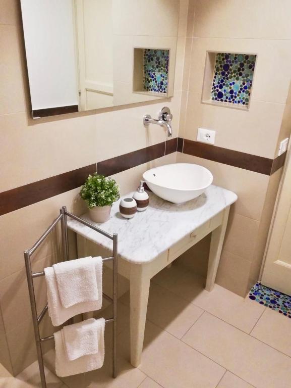 Il secondo bagno di Zagara con piano in marmo