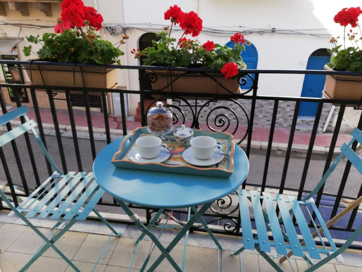La vista dal balcone di Zagara con i fiori