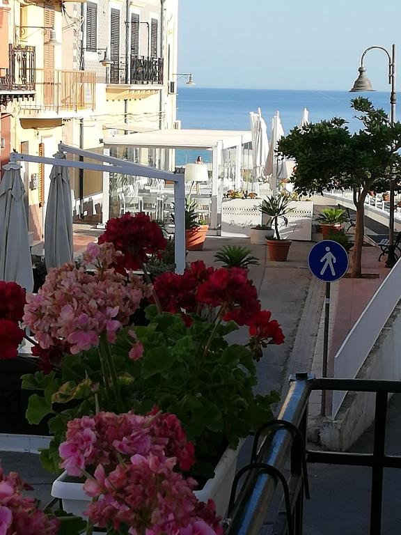 Il balcone di Zagara con tavolino azzurro e gerani