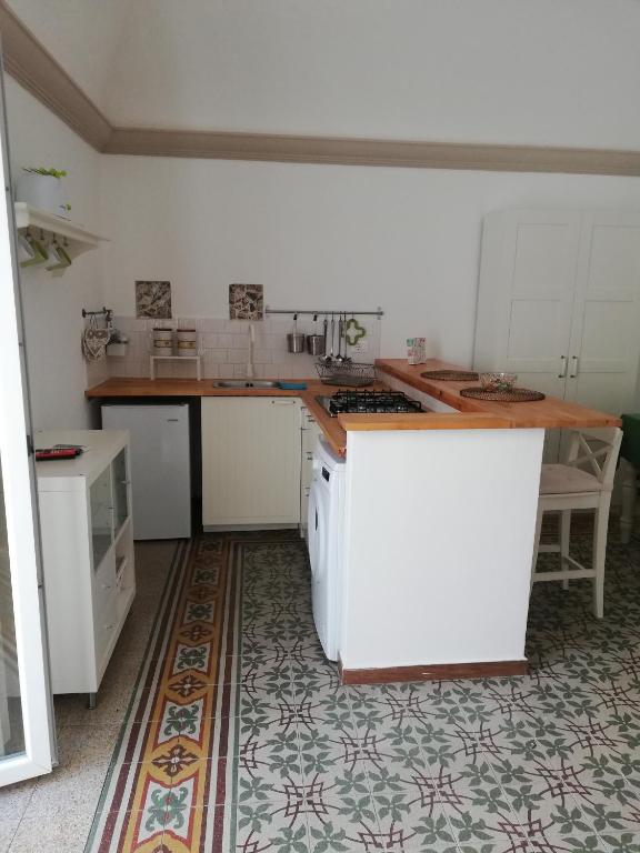 La cucina di Zagara con fornelli e piano in legno