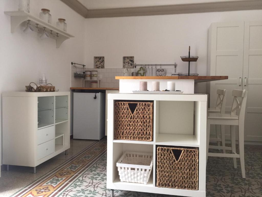 La cucina di Zagara con nicchia verde
