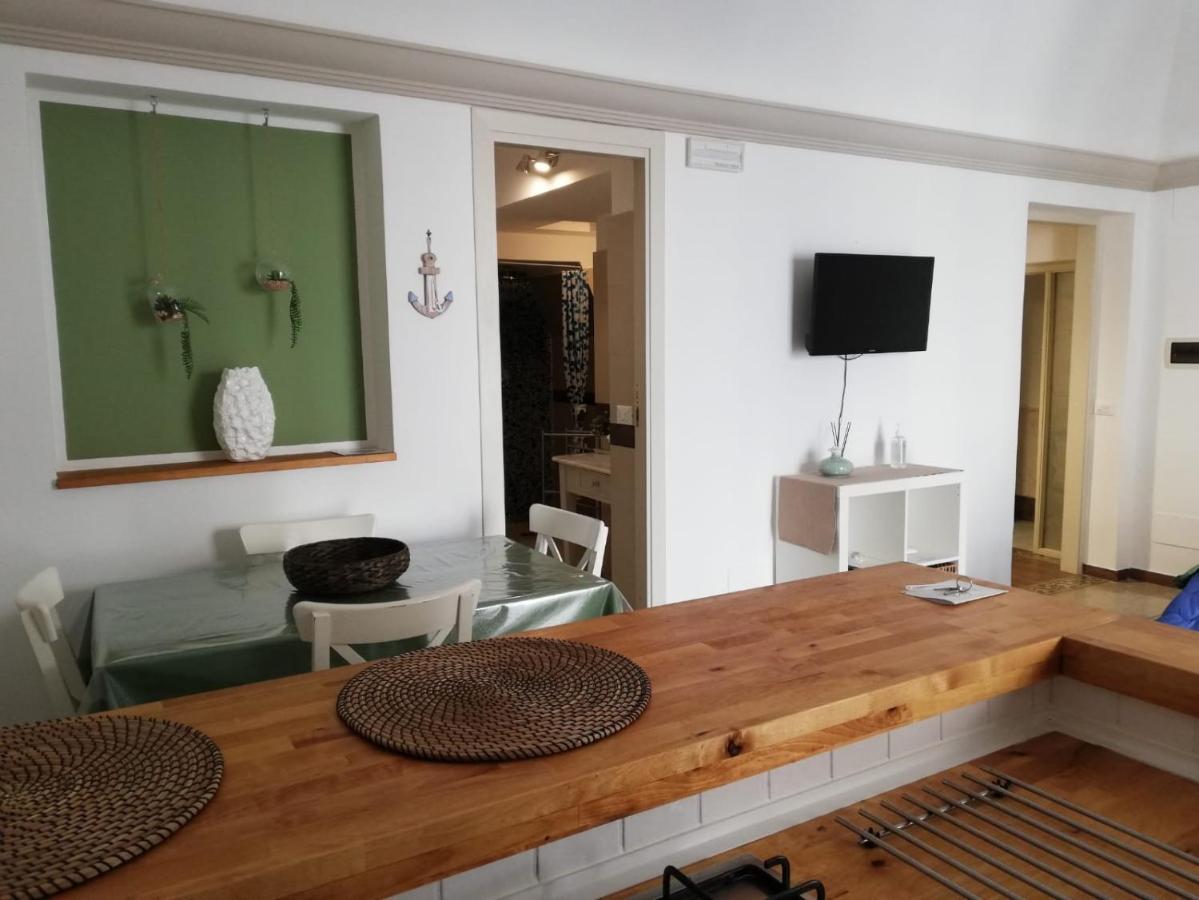 Lo spazio open di Zagara con TV e zona notte